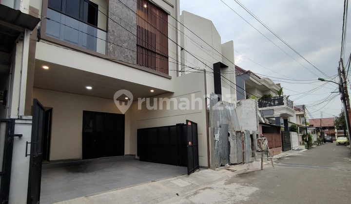New 3-Story House For Sale in a Strategic Location in Rawamangun, East Jakarta 2