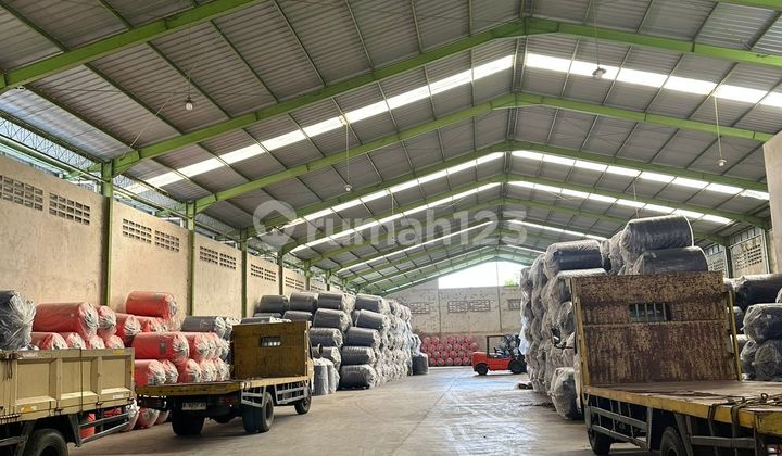 Warehouse for Rent, Ready to Use with 40 Feet Container Access in Jambe Tigaraksa.