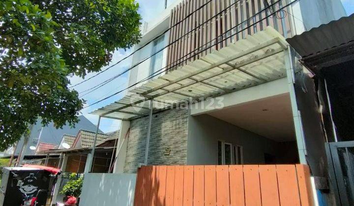 Rumah 3 Lantai Semi Furnished Di BSD (1811/2004) 1