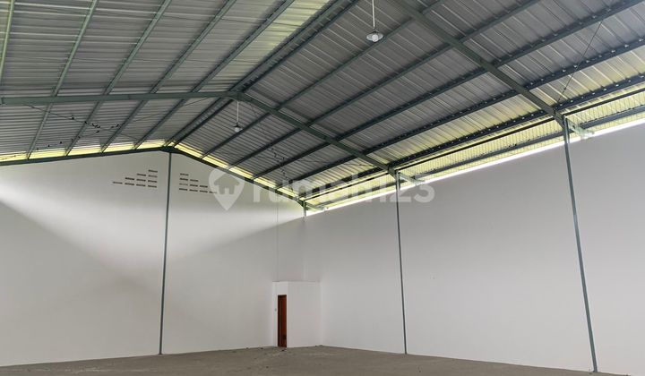 Gudang Multiguna Dengan Lokasi Strategis Di Jalur Lintas Antar Provinsi