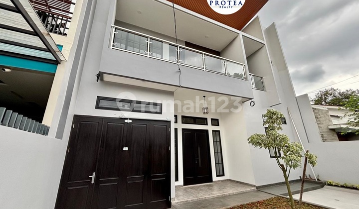 Rumah Minimalis Modern dengan Kolam Renang di di Jalan Utama Rumah Minimalis Modern dengan Kolam Renang di di Jalan Utama