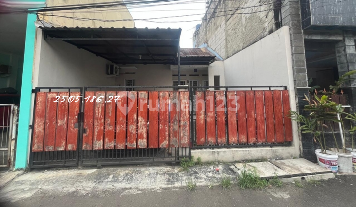 House in the Complex at Sasmita Loka, Reni Jaya