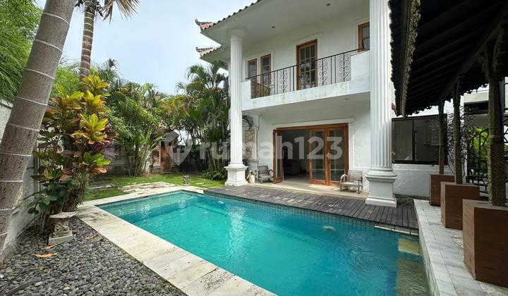 Villa Klasik Pantai Pererenan Canggu badung