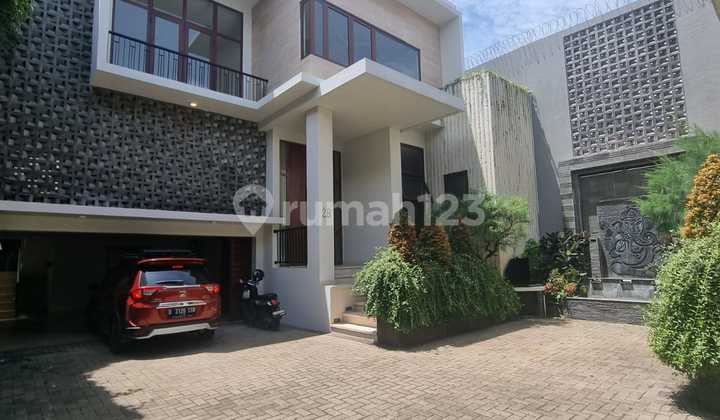 Mewah Rumah Tropis di Dalam Townhouse Eksklusif Kemang Jakarta Selatan.