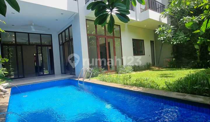 Luxury Tropical House Inside Exclusive Townhouse Kemang Jakarta Selatan. 2