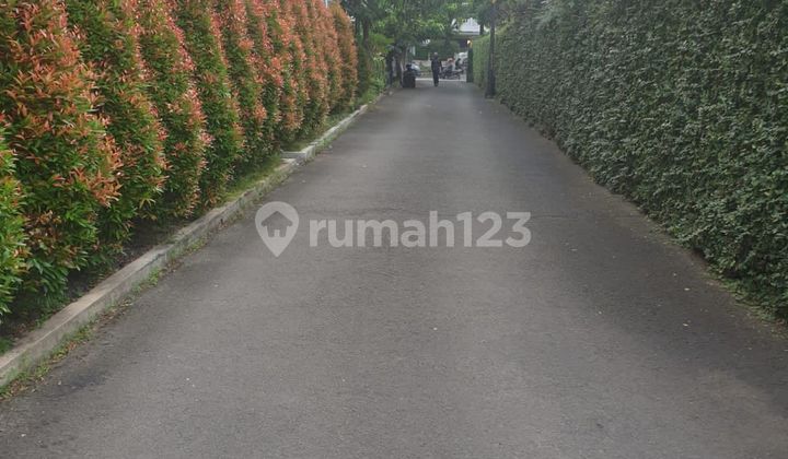 Rumah lama hitung tanah lokasi sangat strategis dan private kemang jaksel.