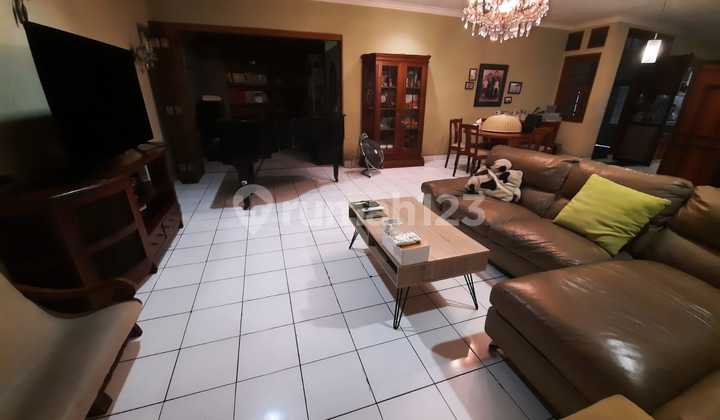 Rumah hoek nyaman dekat taman pondok indah