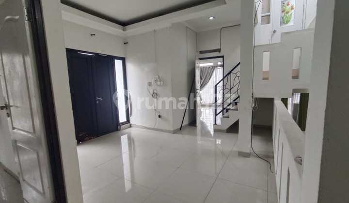 For Sale House in Townhouse Complex Flo Residence, Ciputat