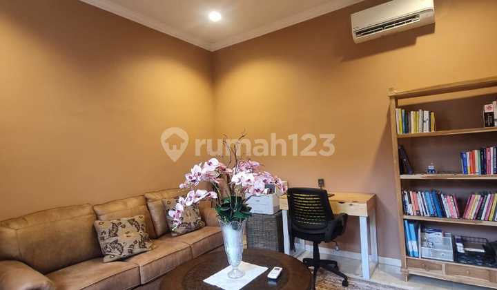 Rumah sangat nyaman, klasik dan kokoh dikemang jakarta selatan.