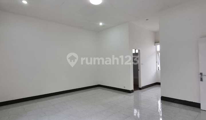 House can be used as a comfortable and spacious office in Kemang, South Jakarta. 2