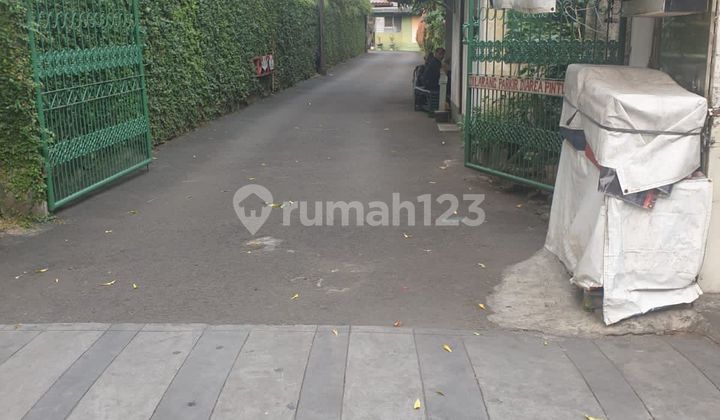 Old house, land included, can buy partially in Kemang, South Jakarta.