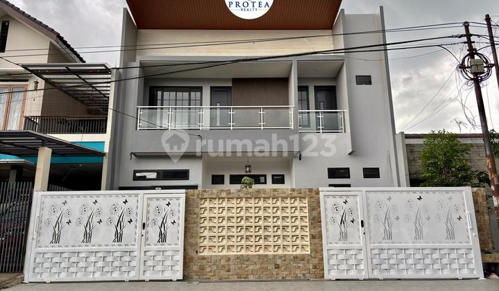 Rumah Minimalis Modern dengan Kolam Renang di di Jalan Utama Rumah Minimalis Modern dengan Kolam Renang di di Jalan Utama