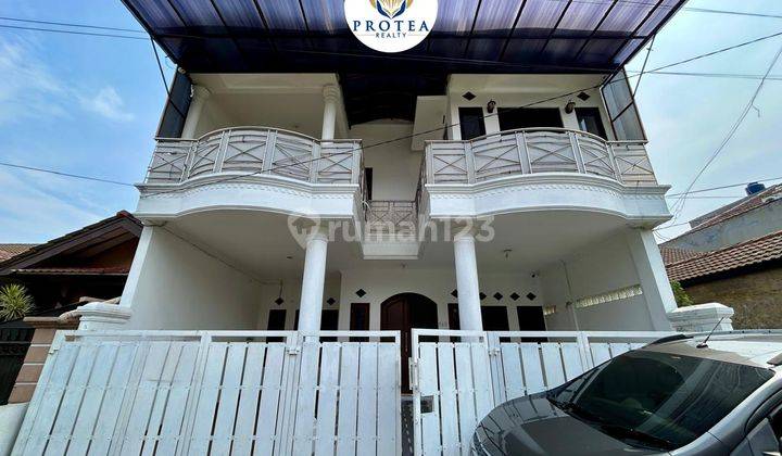 Rumah 2 Lantai, Dijual Semi Furnished, Lantai Granit di Ciputat 1