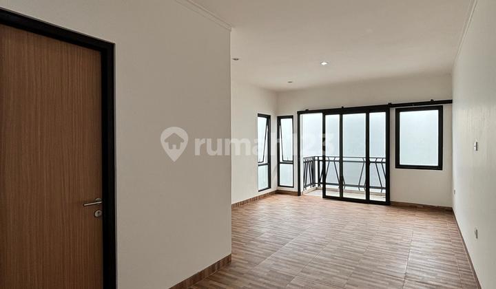 New 3-Story Ready-to-Occupy House in a Housing Complex 2