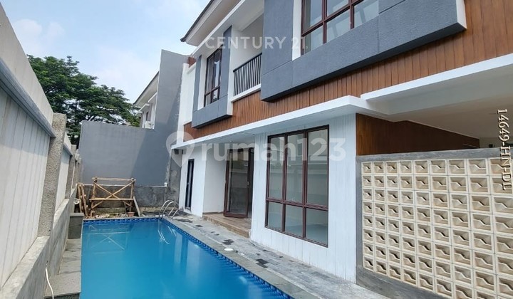 The house has been renovated and is ready to occupy with a swimming pool in Discovery.