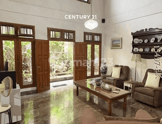 Dijual Rumah dengan Halaman Luas Hommy di Dekat Tanah Kusir