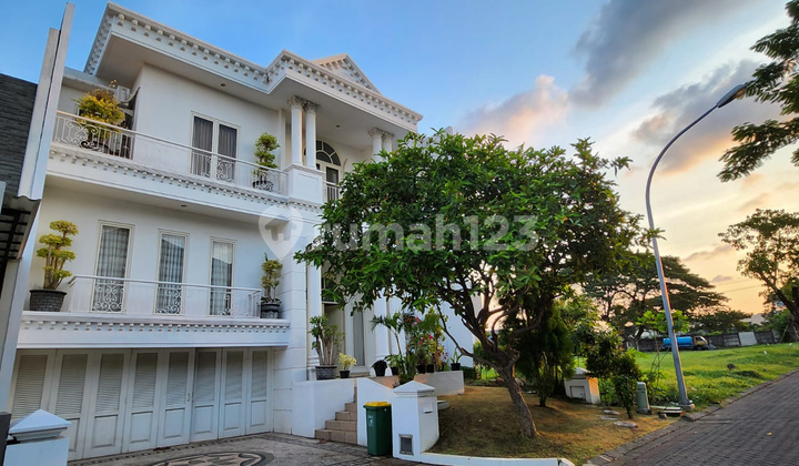 Classic Fully Furnished House Near Pakuwon Mall, Graha and Citraland.