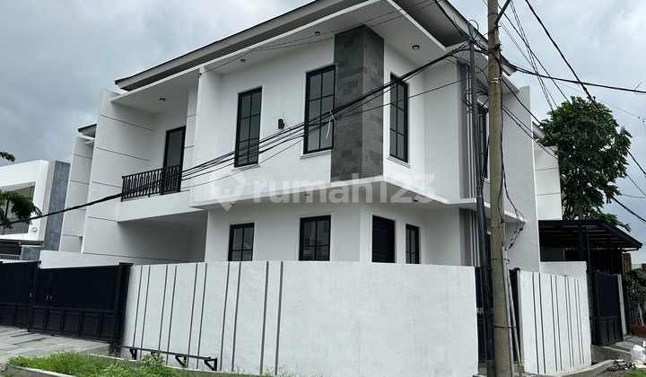Rumah Baru Minimalis Hook di Araya Dekat Manyar dan Pakuwon City 1
