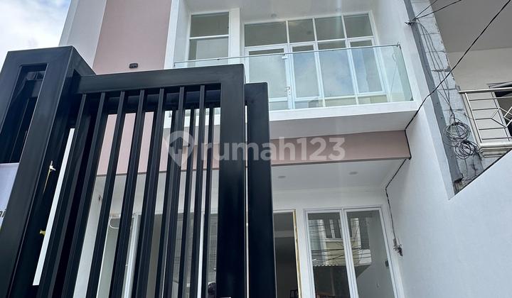 Murah Rumah Baru 6X17 Brand New 3 Lantai Hadap Utara
