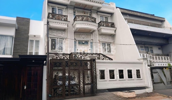 Rumah Mewah Europeanstyle,Lt.202m2,Lb.440m2, Furnished