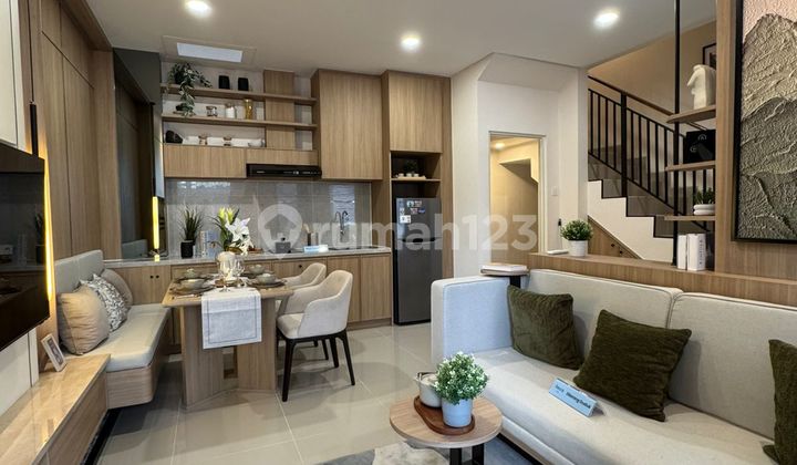 New 3-Storey House 6 Meters Wide in Strategic Location at Aniva Gading Serpong Culinary Center. Spacious Master Bedroom with Ensuite Bathroom, Walk-In Closet Area, and Balcony. Gading Serpong 2