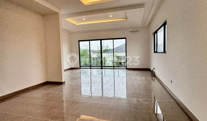 New Independent Split Level House in De Latinos BSD Housing Estate with a Very Wide Road Row that can accommodate 4 cars 2