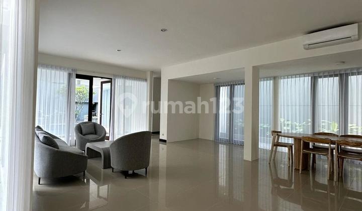 For Rent: Royal Residence House in Surabaya with Private Swimming Pool. 2