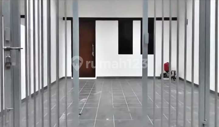 Rumah 3 Lantai On Progress di Tomang - Desain Modern, Lokasi Strategis Jakarta Barat