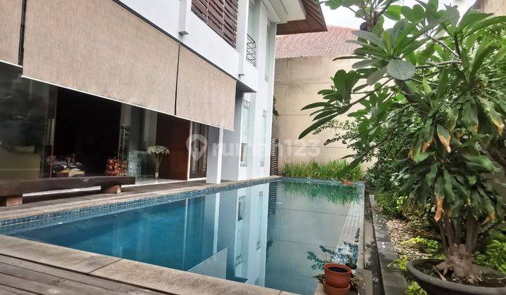 Rumah Mewah Pakuwon City Ada Swimming Pool Dekat Dengan Mall 2