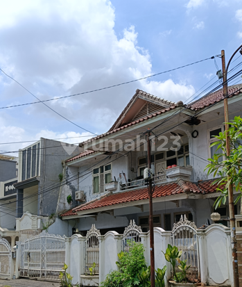 Rumah Akses Jalan 2 Mobil Besar di Tebet