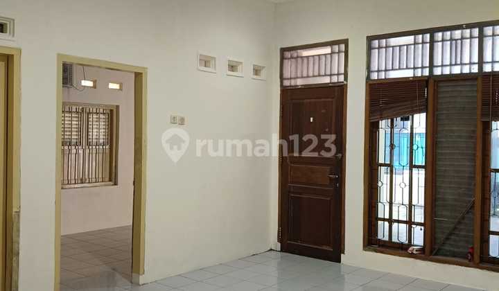 Rumah Posisi dekat jalan 2 mobil di Tebet 1