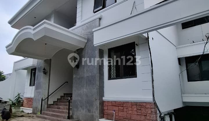 Rumah Untuk 4 Keluarga dengan Basement di Tebet 2