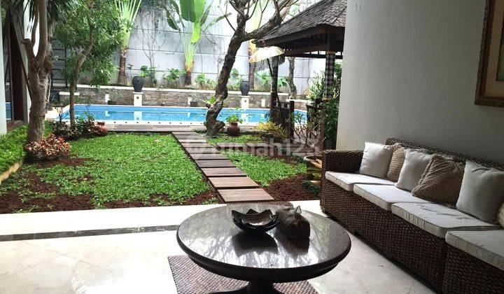 Rumah Besar Dengan Pool di Menteng 1