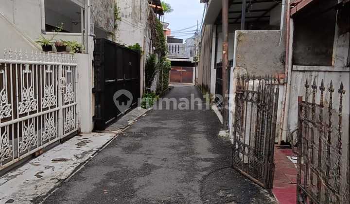 Rumah Tua Hitung Harga Tanah, Dekat Akses Jalan 2 Mobil di Tebet 2