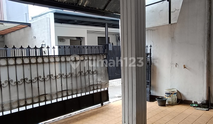 Rumah Dekat Jalan 2 Mobil di Tebet Rumah Dekat Jalan 2 Mobil di Tebet