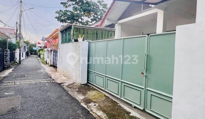House Near 2 Car Road in Tebet