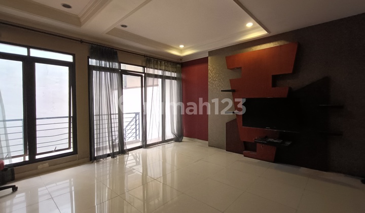 Ruang Kantor di Pinggir Jalan Raya Tebet