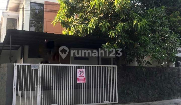 Rumah Akses 3 Mobil di Tebet Rumah Akses 3 Mobil di Tebet