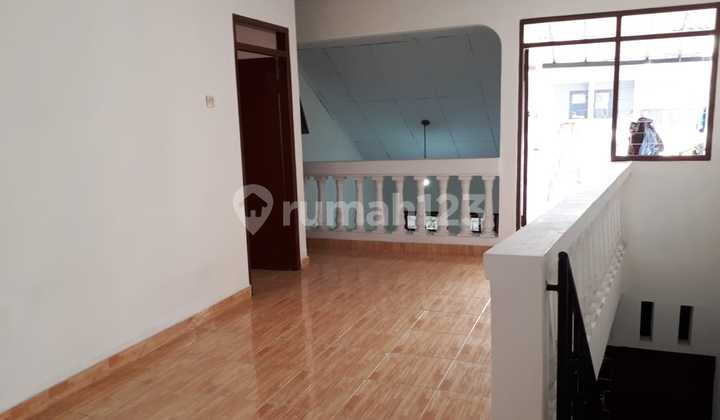 Rumah Dekat Jalan 2 Mobil di Tebet Rumah Dekat Jalan 2 Mobil di Tebet