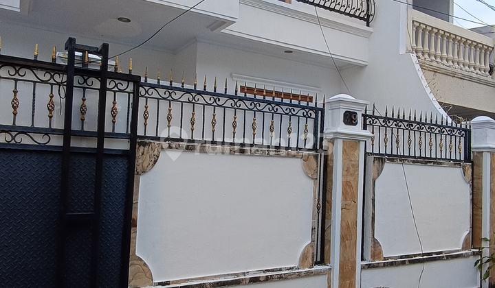 Rumah Akses Jalan 2 Mobil di Tebet 2