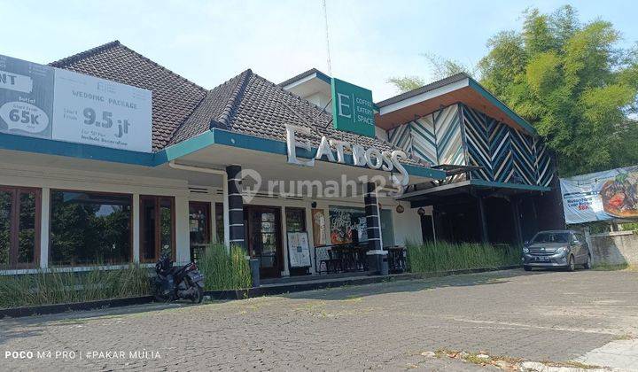 Rumah Cafe Di Dago Mainroad Bandung Diapit Kartika Sari  1