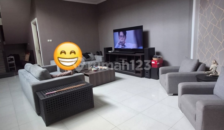 Selling a Nice Modern Luxurious Well-Maintained House in Centralpark Mulyosari Selling a Nice Modern Luxurious Well-Maintained House in Centralpark Mulyosari