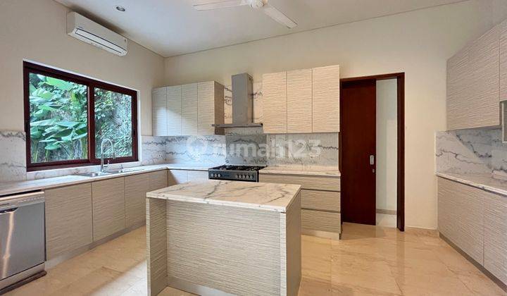 Minimalist Modern House In Kemang Selatan 6