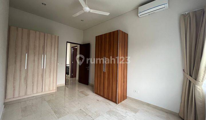 Minimalist Modern House In Kemang Selatan 12