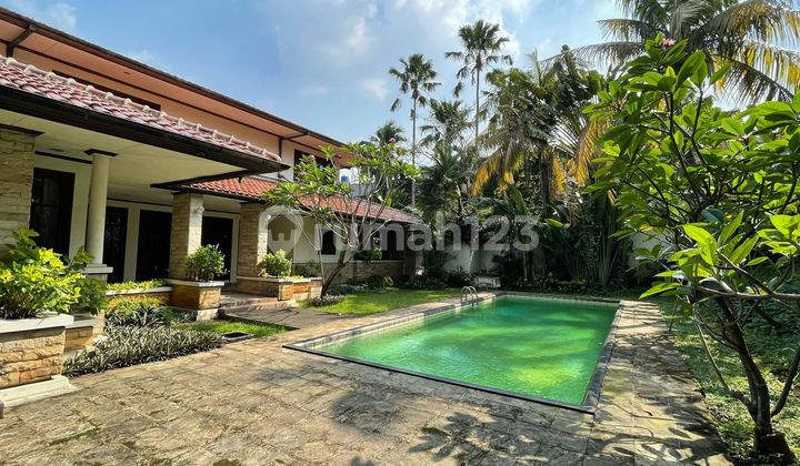 Rumah Keluarga Tropis Dengan Kolam Renang Pribadi Di Lebak Bulus, Jakarta Selatan