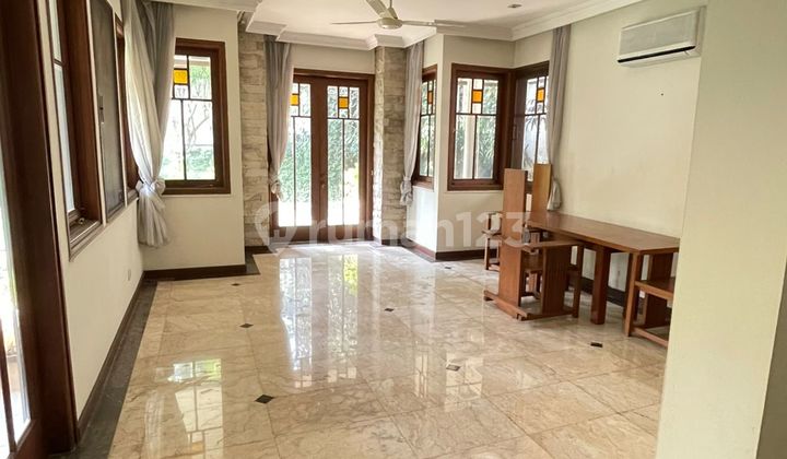 Rumah Keluarga Tropis Dengan Kolam Renang Pribadi Di Lebak Bulus, Jakarta Selatan