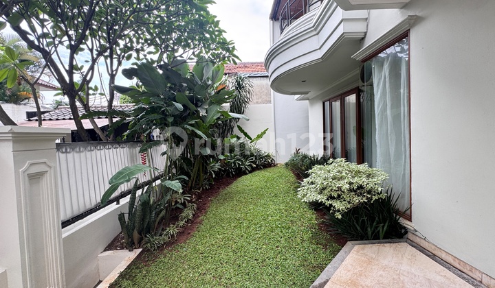 Classic House In Compound Cipete