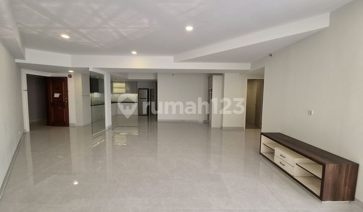 Taman Anggrek Tanjung Duren, Dijual Cepat , Bed 3+1, New, Semi. Apartemen 3 Kamar Tidur Semi Furnished