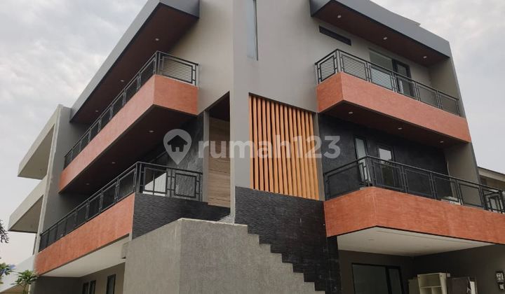 Rumah Brand New Private Lift Dekat Sport Club di Sutera Feronia Park - Alam Sutera 1