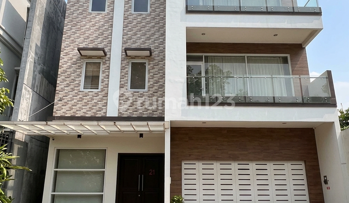 Rumah 3 Lantai Ada Kolam Renang Pribadi di Cluster Palma Alam Sutera Rumah 3 Lantai Ada Kolam Renang Pribadi di Cluster Palma Alam Sutera